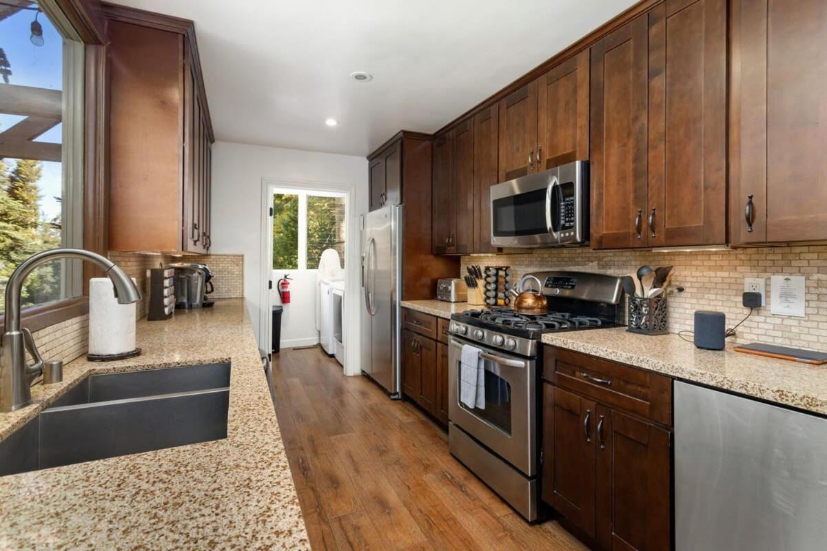 Snowflower Cabin Modern Luxe, 2 Level, 1500 Sqft, Ac, View, Dogs, Walk To Village Lake Arrowhead Exteriör bild