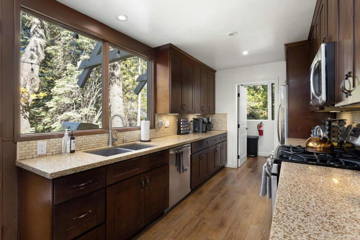 Snowflower Cabin Modern Luxe, 2 Level, 1500 Sqft, Ac, View, Dogs, Walk To Village Lake Arrowhead Exteriör bild